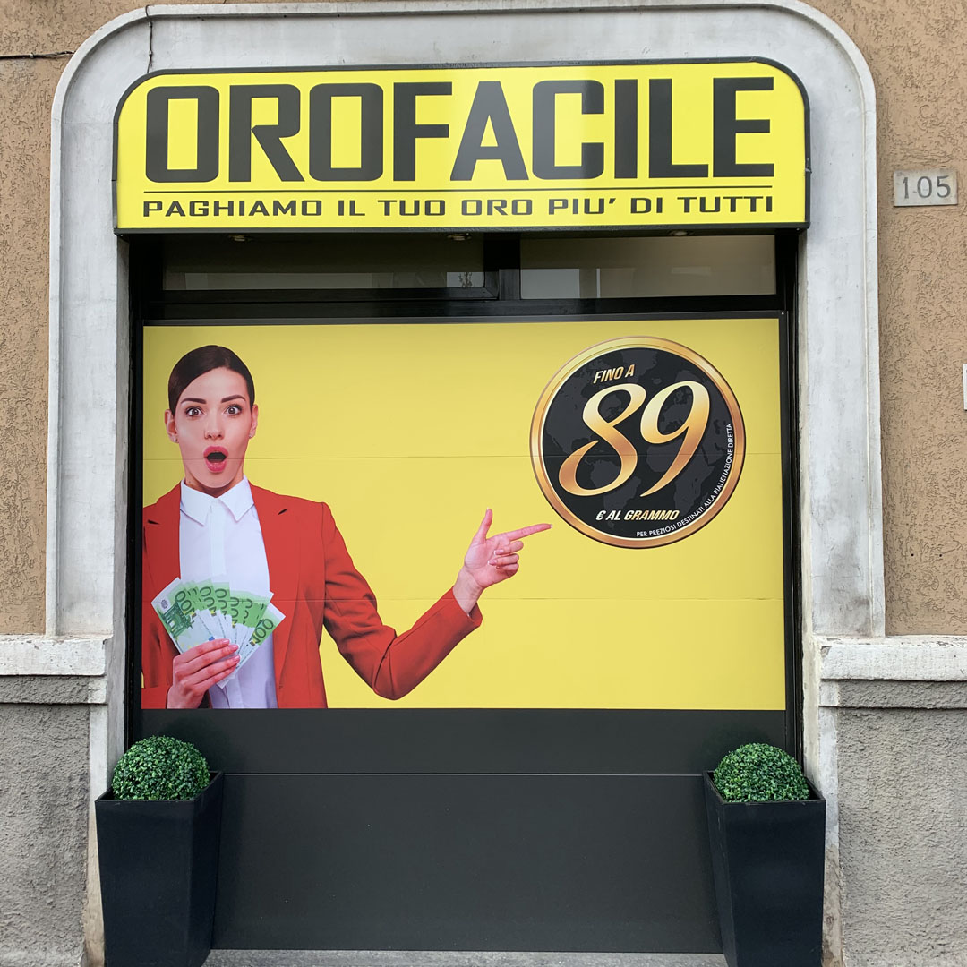 Compro oro Rho di Corso Europa, 105: ingresso negozio compro oro a Rho  dettaglio vetrina logo 89€/grammo a Rho
