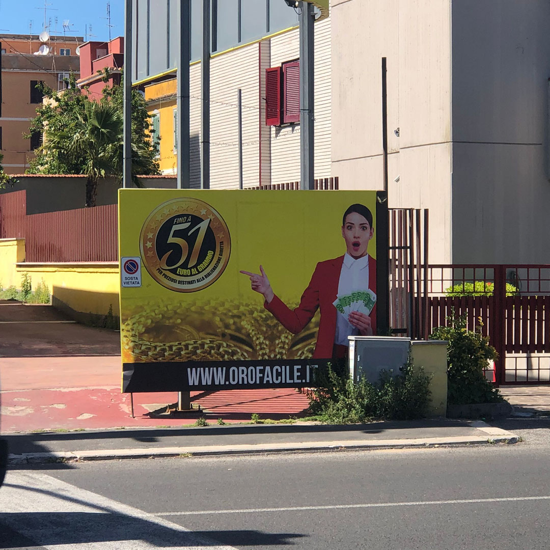 Compro oro Roma di Via Aurelia, 528: ingresso negozio compro oro a Roma  dettaglio cartellonistica pubblicitaria esterna ritiro oro a Roma