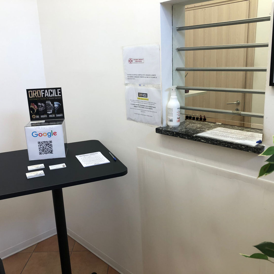 Compro oro Roma di Via Aurelia, 528: ingresso negozio compro oro a Roma  bancone ritiro oro usato a Roma