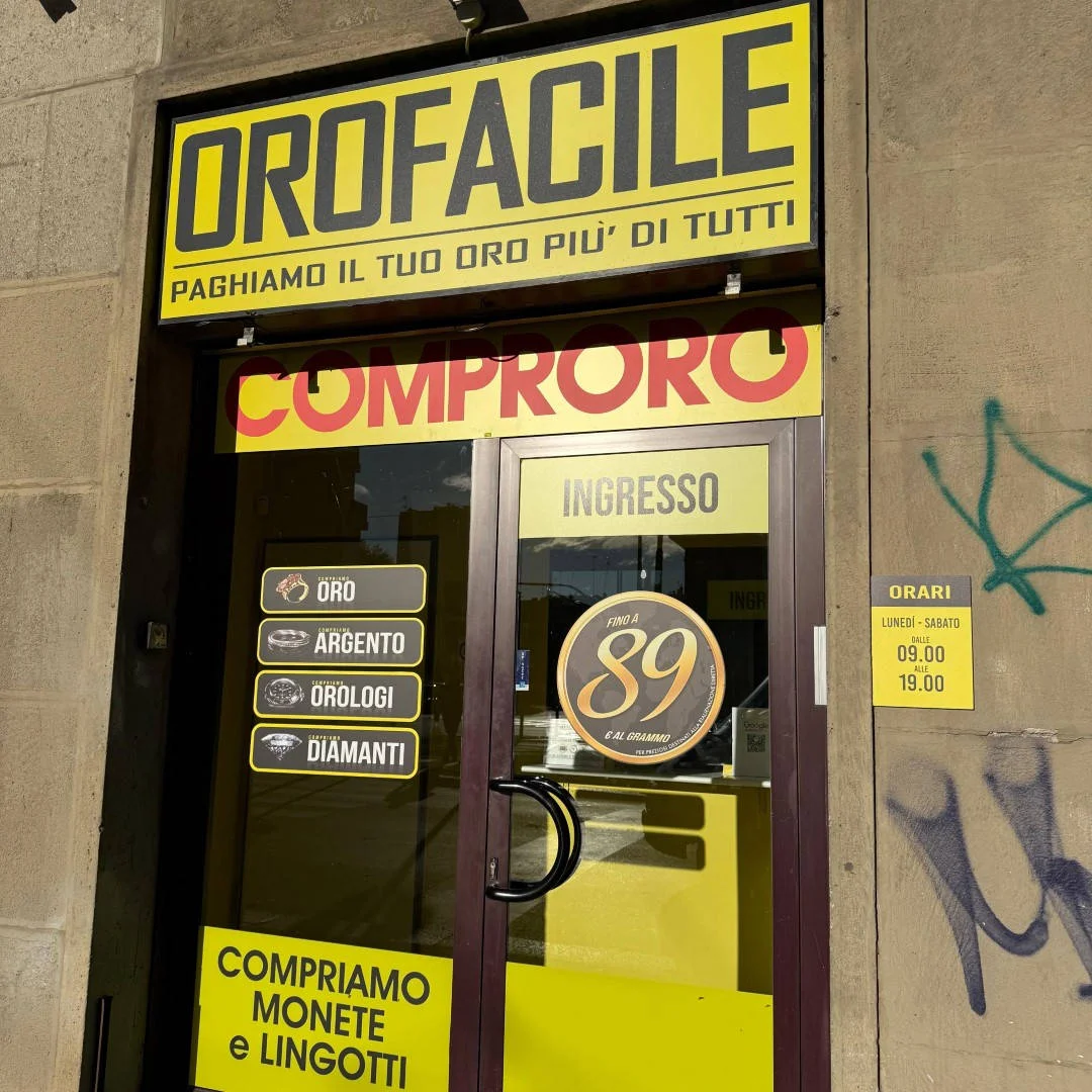 Compro oro Milano di Viale Marche, 30: ingresso negozio compro oro a Milano  dettaglio vetrina negozio compro oro a Milano