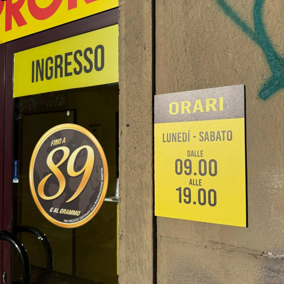 Compro oro Milano di Viale Marche, 30: ingresso negozio compro oro a Milano  dettaglio vetrina negozio compro oro a Milano