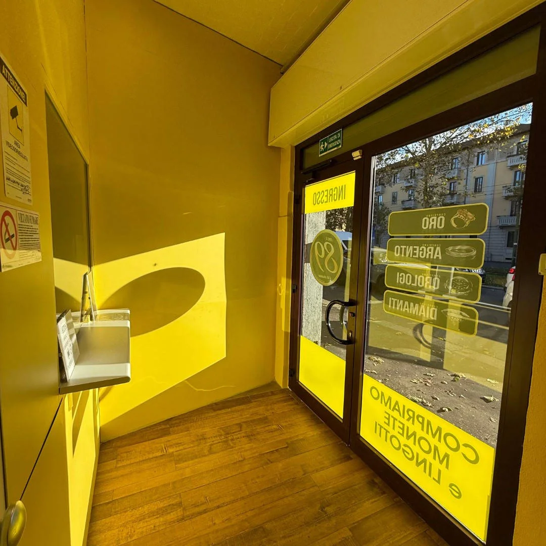 Compro oro Milano di Viale Marche, 30: ingresso negozio compro oro a Milano  bancone negozio compro oro a Milano