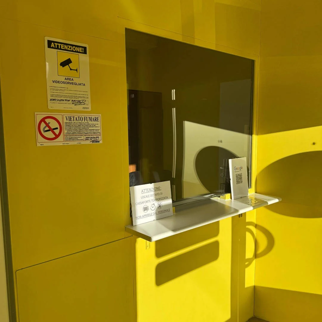 Compro oro Milano di Viale Marche, 30: ingresso negozio compro oro a Milano  sala d'aspetto negozio compro oro a Milano
