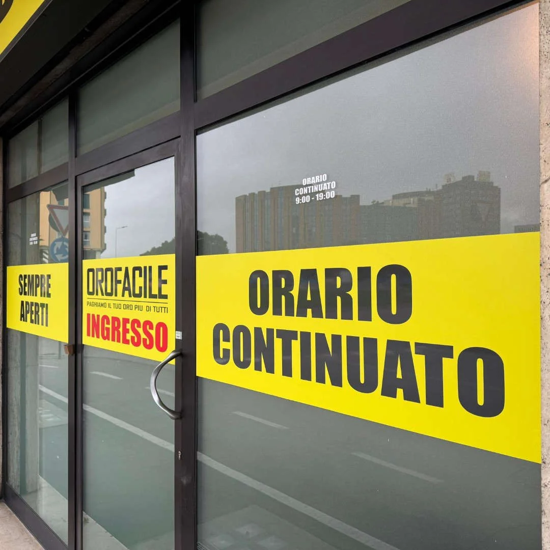 Compro oro Padova di Via Ludovico Ariosto, 48: ingresso negozio compro oro a Padova vetrino negozio compro oro a Padova
