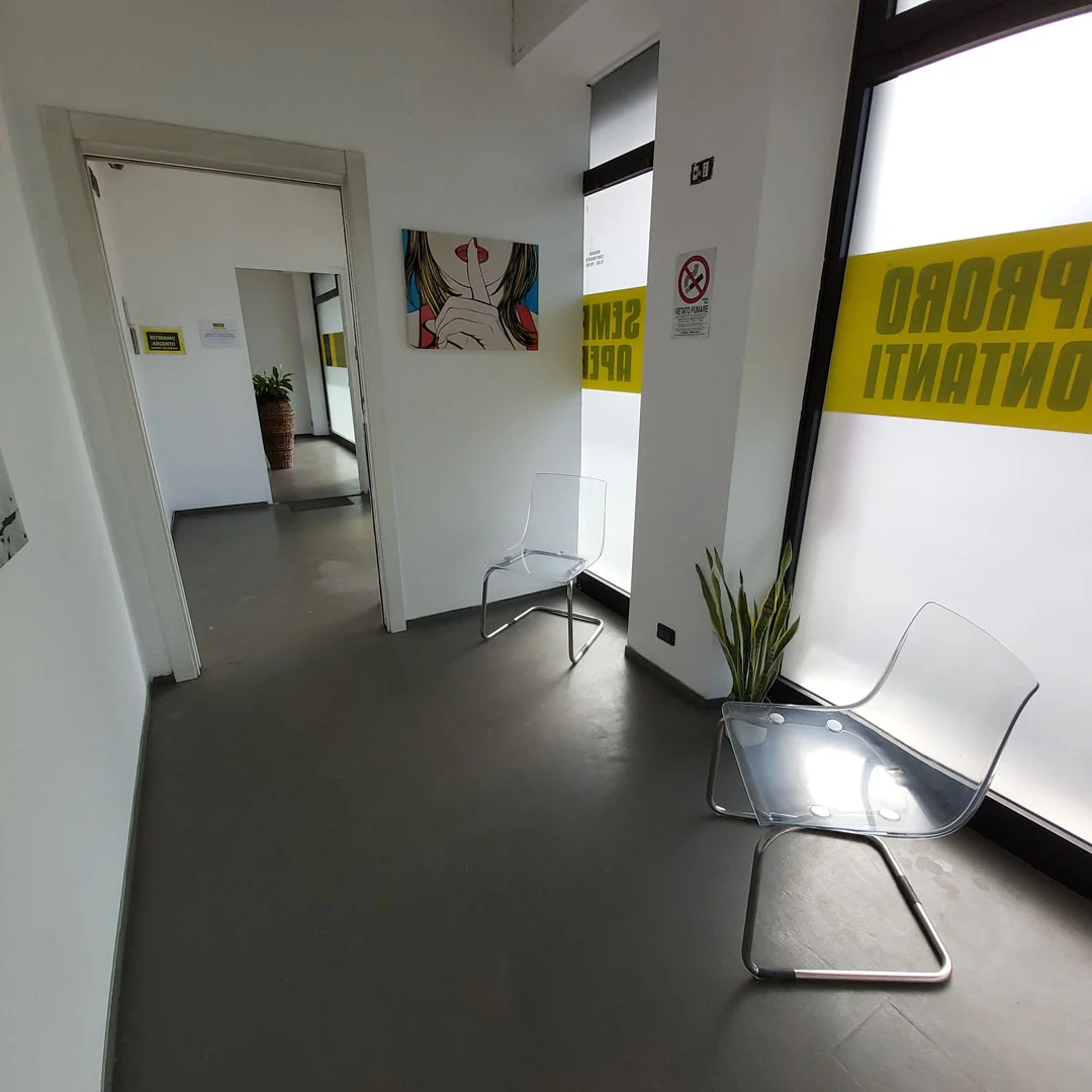 Compro oro Padova di Via Ludovico Ariosto, 48: ingresso negozio compro oro a Padova  sala d'attesa negozio ritiro oro usato a Padova