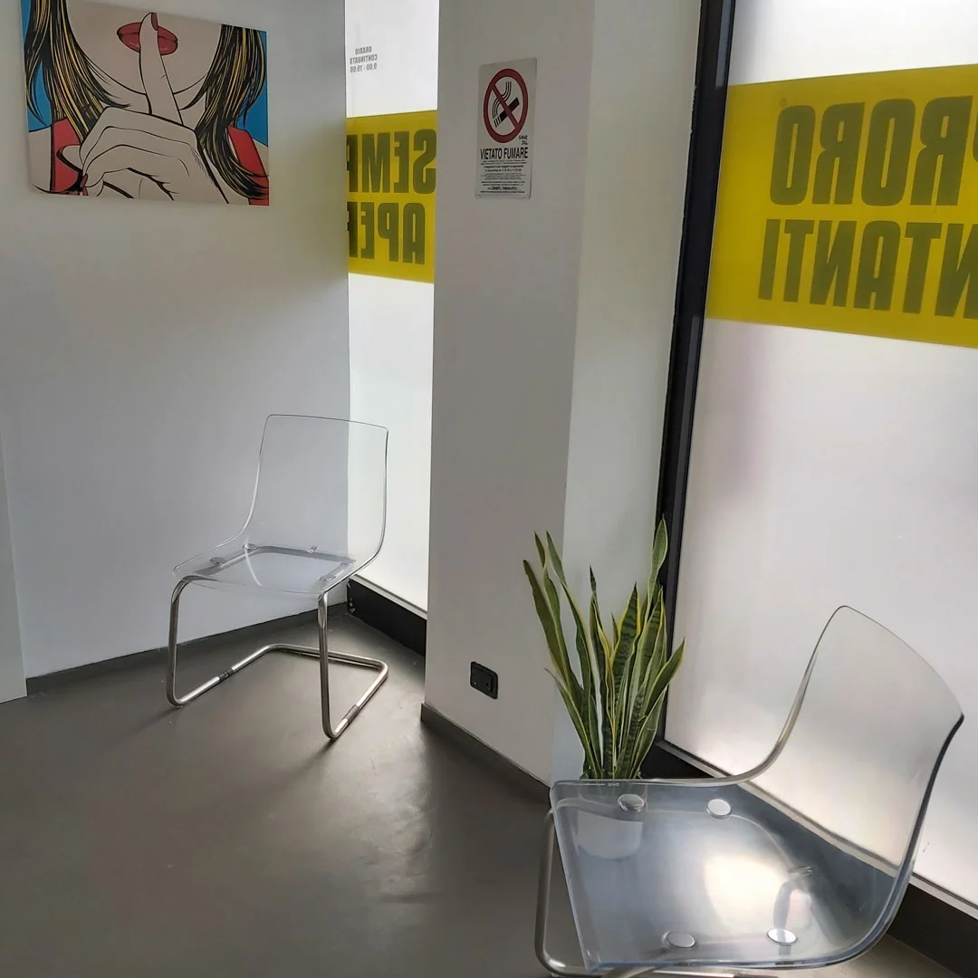 Compro oro Padova di Via Ludovico Ariosto, 48: ingresso negozio compro oro a Padova  particolare sala d'attesa negozio ritiro oro usato a Padova