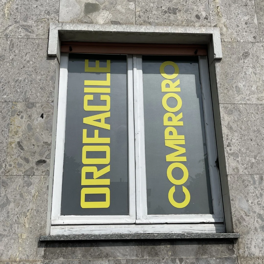 Compro oro Parabiago di Corso Sempione, 17: ingresso negozio compro oro a Parabiago  seconda vetrina ritiro oro usato a Parabiago