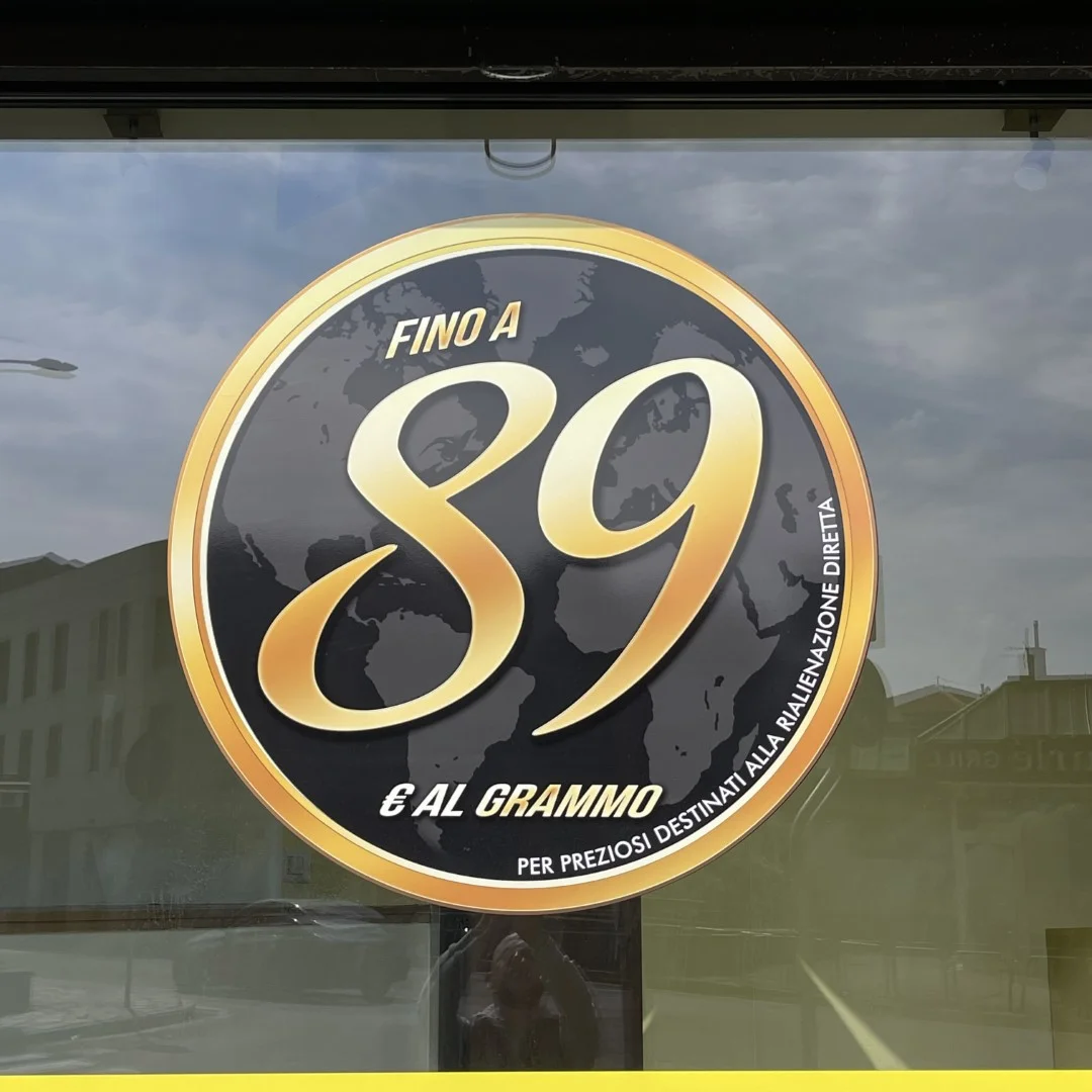 Compro oro Parabiago di Corso Sempione, 17: ingresso negozio compro oro a Parabiago  terza vetrina ritiro oro usato a Parabiago