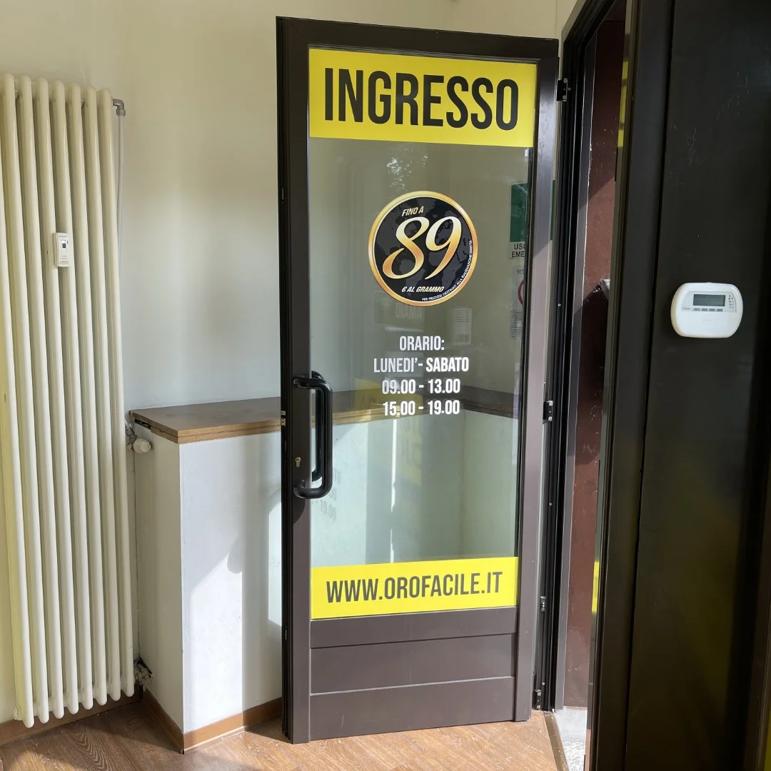 Compro oro Parabiago di Corso Sempione, 17: ingresso negozio compro oro a Parabiago  ingresso da dentro ritiro oro usato a Parabiago