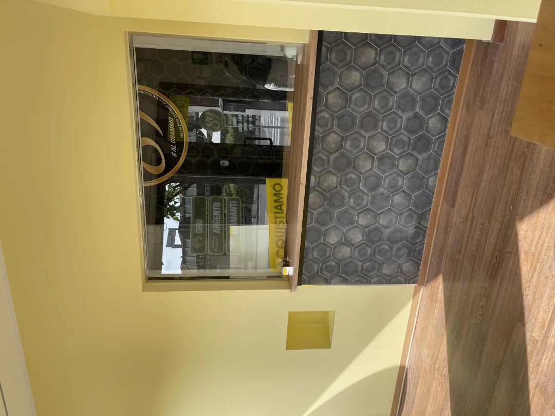 Compro oro Parabiago di Corso Sempione, 17: ingresso negozio compro oro a Parabiago  bancone da ingresso ritiro oro usato a Parabiago