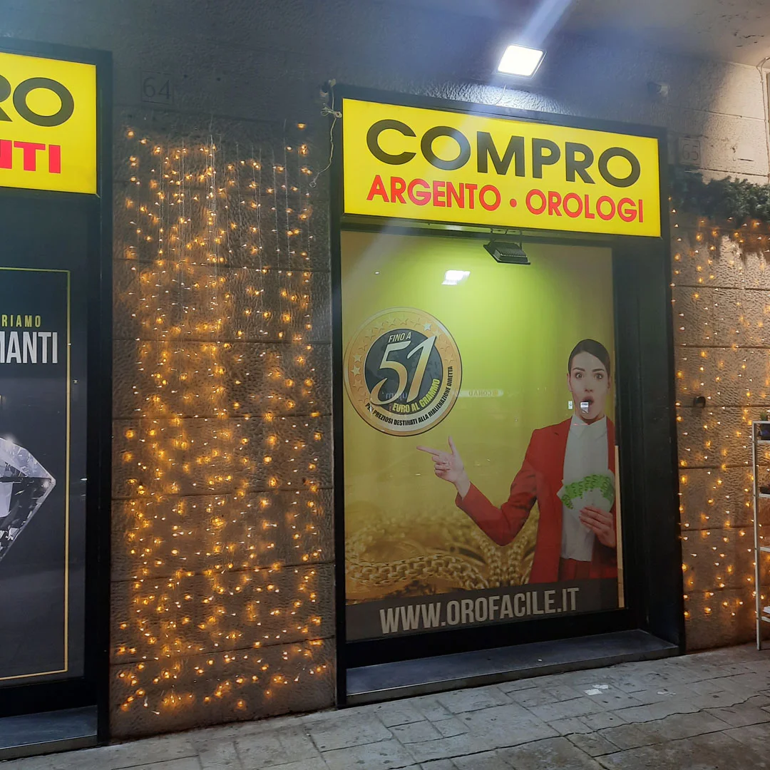 Compro oro Roma di Piazzale Enrico Dunant, 62/65: ingresso negozio compro oro a Roma  dettaglio vetrine notturne negozio ritiro oro usato a Roma