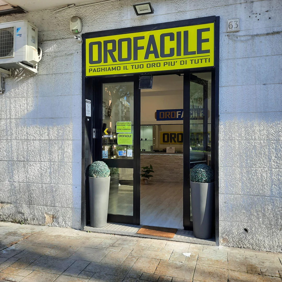 Compro oro Roma di Piazzale Enrico Dunant, 62/65: ingresso negozio compro oro a Roma  vista frontale ingresso negozio ritiro oro usato a Roma
