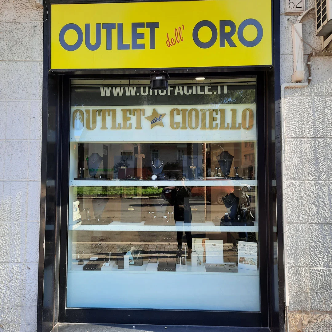 Compro oro Roma di Piazzale Enrico Dunant, 62/65: ingresso negozio compro oro a Roma  vetrina lato interno negozio acquisto oro a Roma