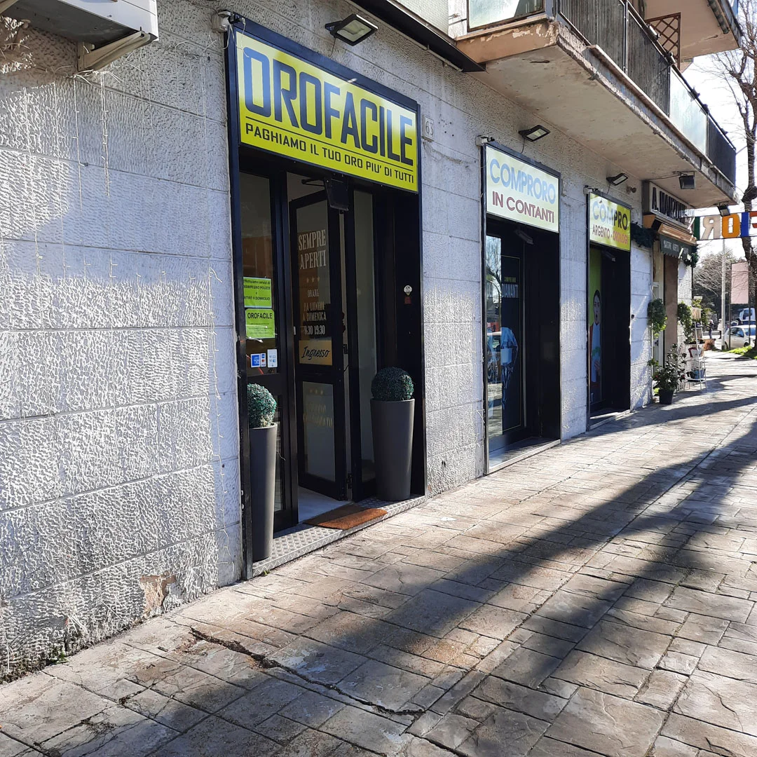 Compro oro Roma di Piazzale Enrico Dunant, 62/65: ingresso negozio compro oro a Roma  panoramica vetrine negozio compro oro a Roma