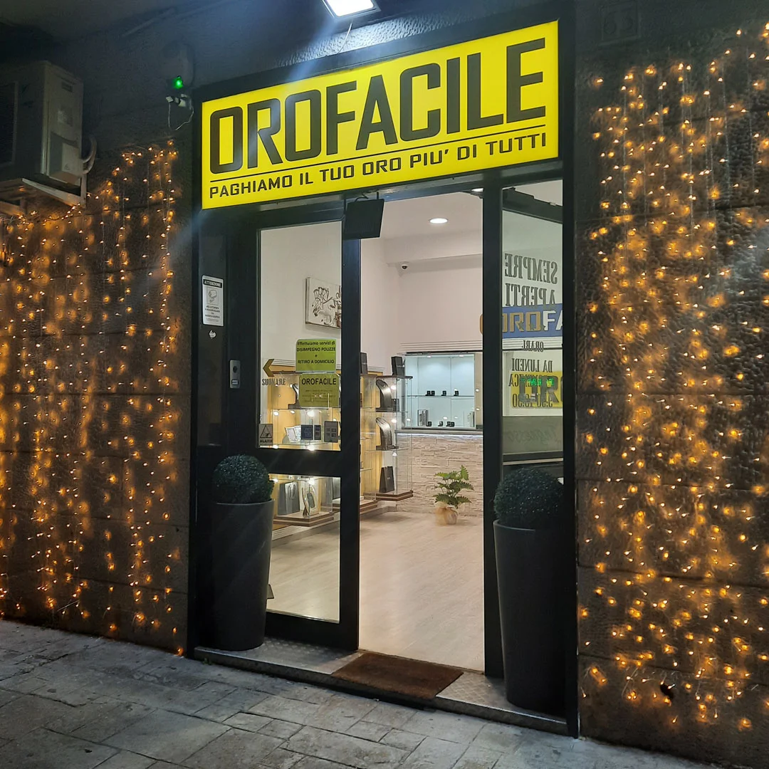 Compro oro Roma di Piazzale Enrico Dunant, 62/65: ingresso negozio compro oro a Roma  vista notturna ingresso negozio ritiro oro usato a Roma