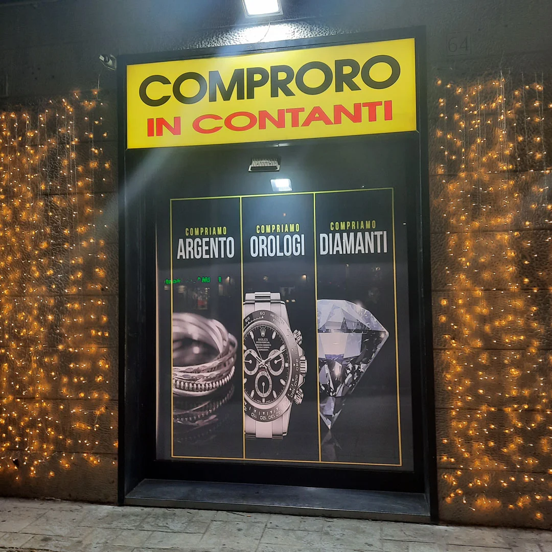 Compro oro Roma di Piazzale Enrico Dunant, 62/65: ingresso negozio compro oro a Roma  vista notturna vetrina oro, argento, orologi, diamanti a Roma
