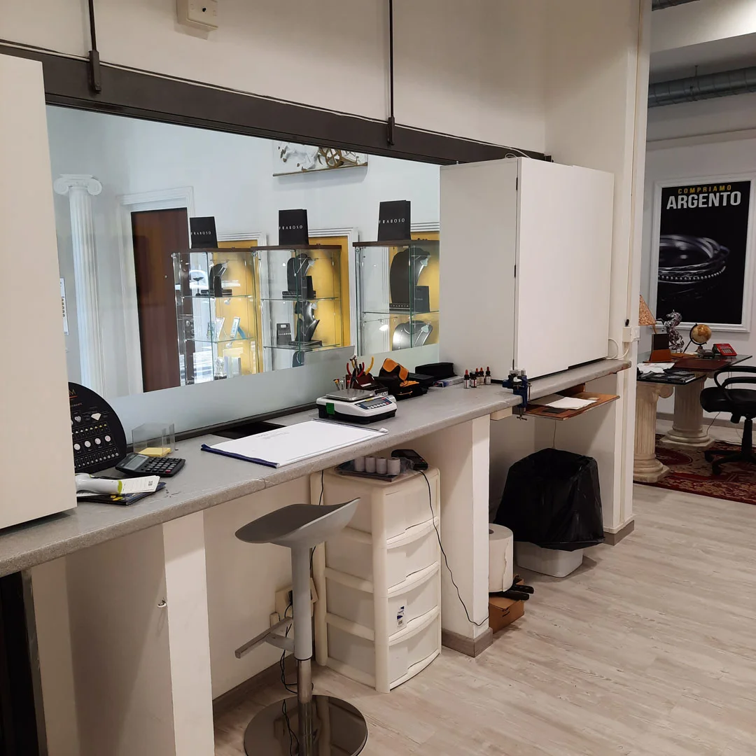 Compro oro Roma di Piazzale Enrico Dunant, 62/65: ingresso negozio compro oro a Roma  retro bancone ritiro oro a Roma