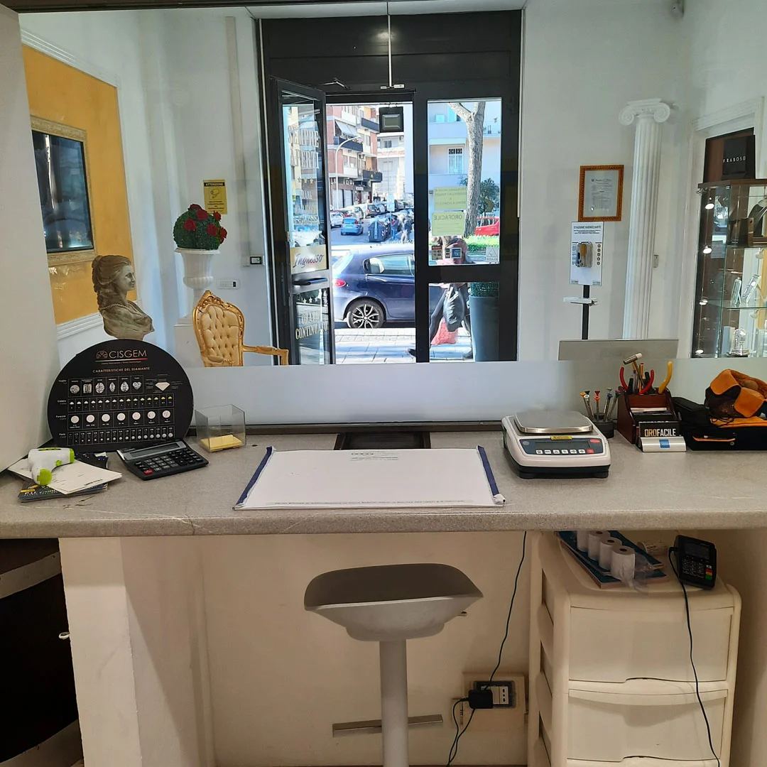 Compro oro Roma di Piazzale Enrico Dunant, 62/65: ingresso negozio compro oro a Roma  ingresso ripreso dall'interno negozio acquisto oro a Roma