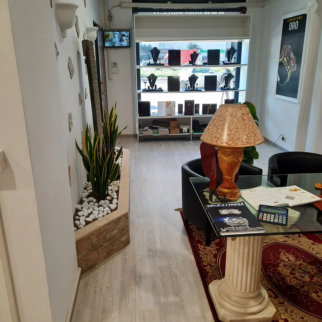 Compro oro Roma di Piazzale Enrico Dunant, 62/65: ingresso negozio compro oro a Roma  vetrina ripresa dall'interno sala trattative quotazioni oro a Roma