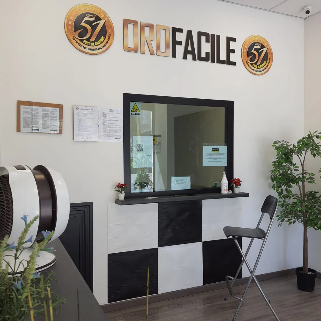 Compro oro Roma di Via Tuscolana, 309: ingresso negozio compro oro a Roma  close-up bancone ritiro oro usato a Roma