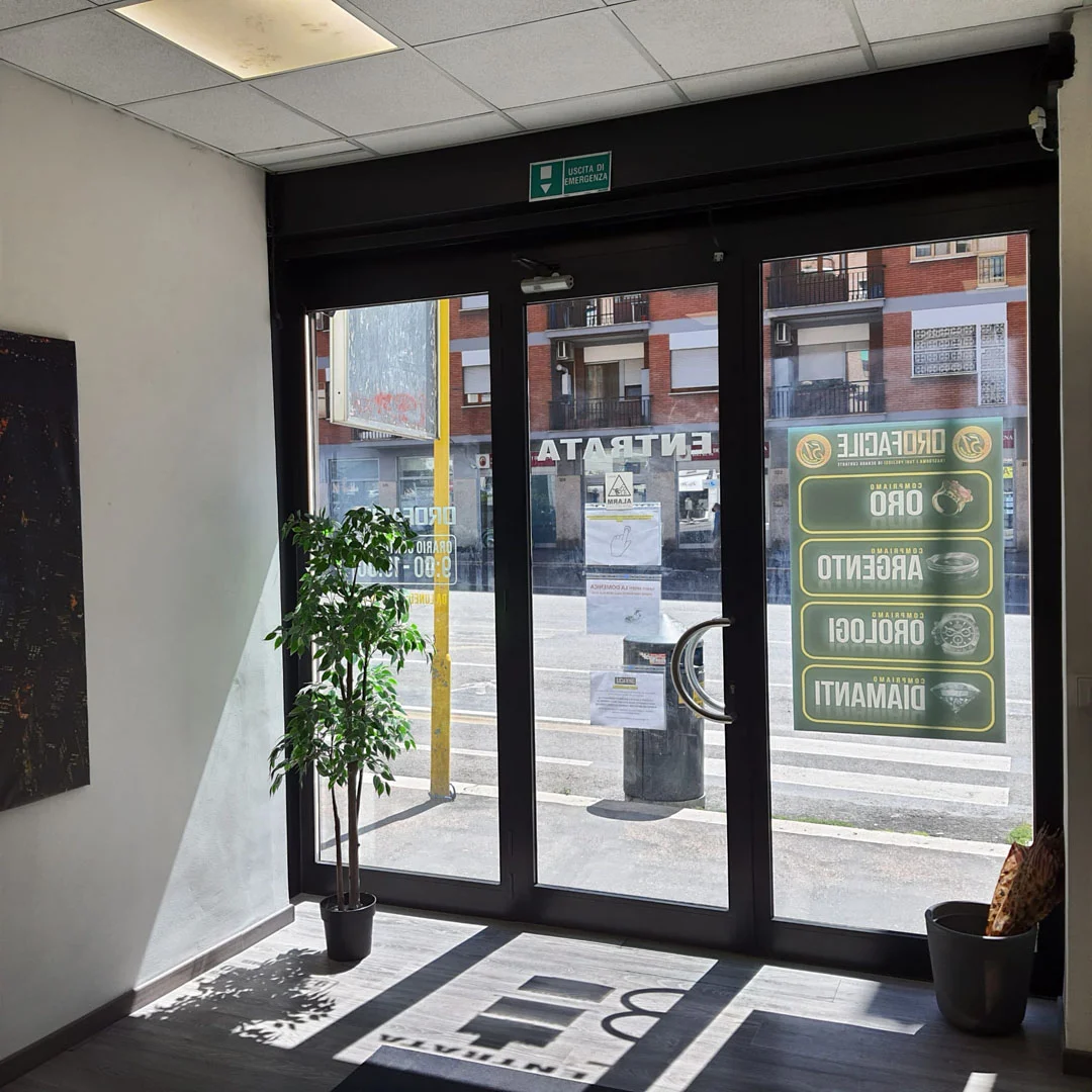 Compro oro Roma di Via Tuscolana, 309: ingresso negozio compro oro a Roma  vetrina negozio ritiro oro usato a Roma