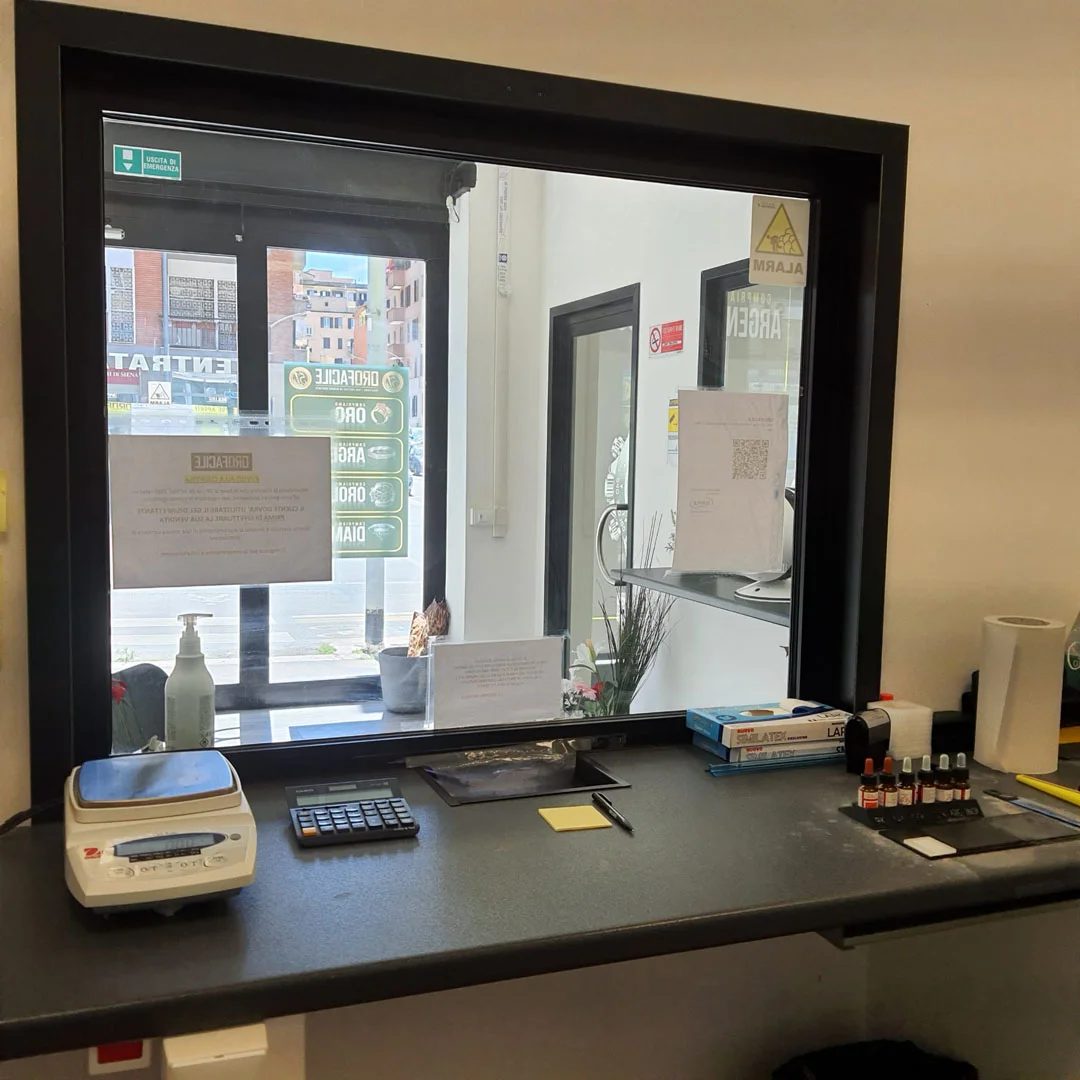 Compro oro Roma di Via Tuscolana, 309: ingresso negozio compro oro a Roma  lato interno bancone ritiro oro usato a Roma