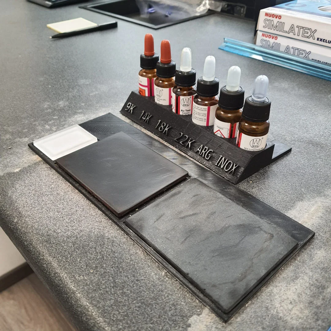 Compro oro Roma di Via Tuscolana, 309: ingresso negozio compro oro a Roma  dettaglio strumenti rilevazione oro puro a Roma