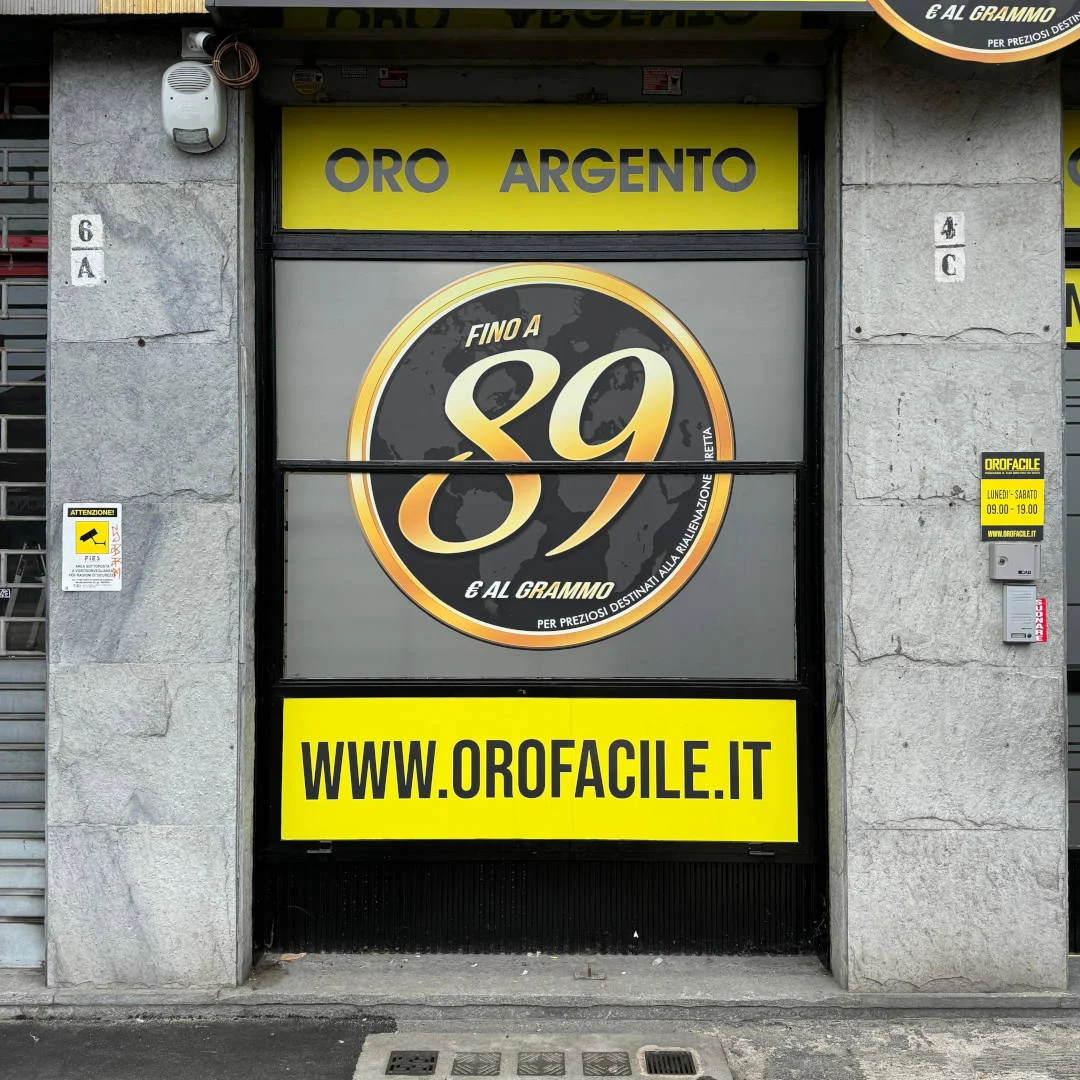 Compro oro Torino di Via Sandro Botticelli, 4: ingresso negozio compro oro a Torino  dettaglio insegna compro oro in contanti a Torino