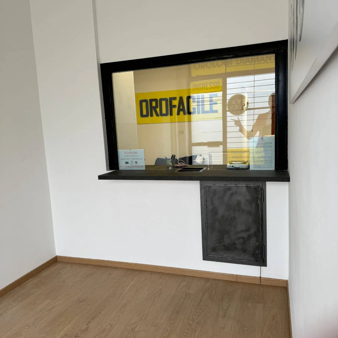 Compro oro Torino di Via Sandro Botticelli, 4: ingresso negozio compro oro a Torino  bancone negozio ritiro oro usato a Torino